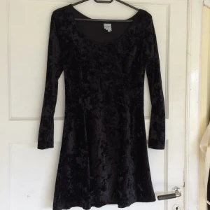  - Svart sammetsklänning från Monki strl small. Fint skick!  Kan mötas i Uppsala, annars står köparen för frakten:)