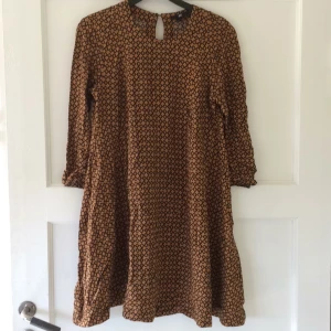  - Klänning med fint retromönster!  Kan mötas upp i Uppsala, annars står köparen för frakten:)
