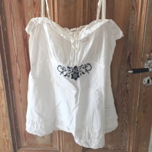  - Odd Molly blus i tunt fint tyg, banden går att justera🌻  🗯 köparen står för frakten eller mötes upp i Stockholm 