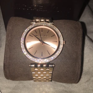  - Säljer min ursnygga Darcia Roségold klocka från Michael Kors. Originalförpackning medföljer! Har även tag kvar. Inköpt år 2015