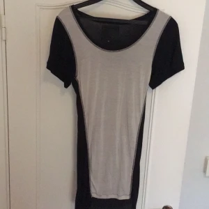  - Tunn svart vit klänning. 