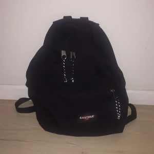  - Säljer min EASTPAK ryggsäck, nästan aldrig använd: 100kr 