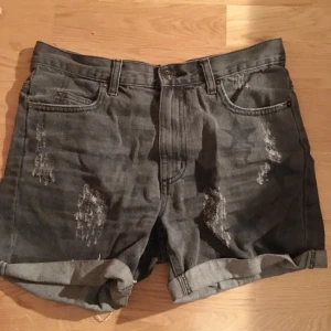  - Gråa slitna högmidjade short med stjärntryck från Carlings (saints and mortals). 