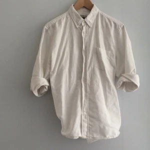  - Vit button down fr Acne. Funkar oavsett om din stil är oversize eller tillknäppt. En knapp fattas. Köpt second hand. Lite sliten men fortfarande ett kap. Körrp!  Hämtas i centrala Göteborg eller skickas mot att köparen pröjar fraktkostnad.