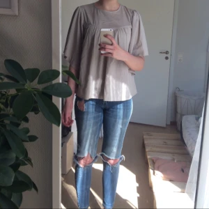  - Snygg blus i nudefärg.  Kan skickas mot fraktkostnad. 