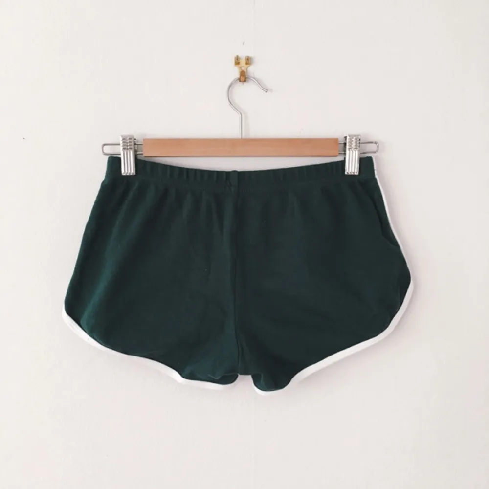 Mörkgröna shorts från American Apparel med vita detaljer. OBS små i storleken!! . Shorts.