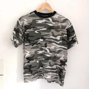  - Det står L i men det är en rätt kort och vid modell, skulle säga att den passar alla beroende på hur en vill att den ska sitta!