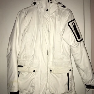  - Varm vinterjacka McKinley i fint skick. Längre modell. Säljes pga att den blivit liteför liten. Väl bevarad för att vara i vit färg. Man ser ytterst lite uppe vid kragen där smink lätt hamnar, men inget man tänker på. Annars är jackan i toppskick! Pälskrage finns till.

Kan skickas mot frakt. 