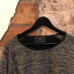  - Tröja köpt på tara runt 2014, har verkligen aldrig använt den. Litet läderband runt nacken på tröjan och baksidan är helsvart. Vet att det är en märkes tröja men ingen aning om hur mycket de är värt! 

