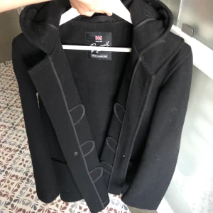 Gloverall, ”mid length duffle”. Stl S - Jackor & ytterplagg, stl. 46    (S), Herr Knappt använd, 100% ull Köpt på NK (kvitto finns) Ny pris: 4 999  Sökord: Jacka, vinterjacka, kappa, rock, gloverall 3000 kr