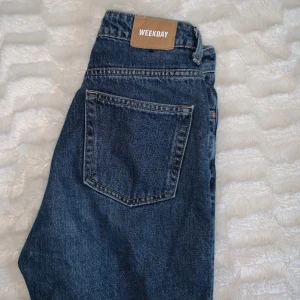 Weekday jeans ROW - Säljer två av mina row jeans från weekday, båda är i storleken 26. Skulle säga att dessa passar både XS och S beroende på hur slappt man vill att de ska sitta. Längden är jag osäker på men jag är 175cm och de räcker ner ända till fötterna. De är en rak modell åt de slappare hållet, pris kan diskuteras!
