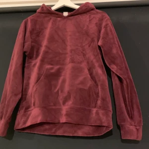 Varm mjuk Hoodie  - Den är förliten med den är varm och gosig med luva. Skriv till mig ifall ni är intresserad 