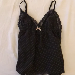 Svart linne!!!  - Svart nattlinne som jag har använt som vanligt linne genom att att knyta upp det. Inte genomskinlig i brösten. Väldigt uppskattat men tyvärr förlitet 🖤