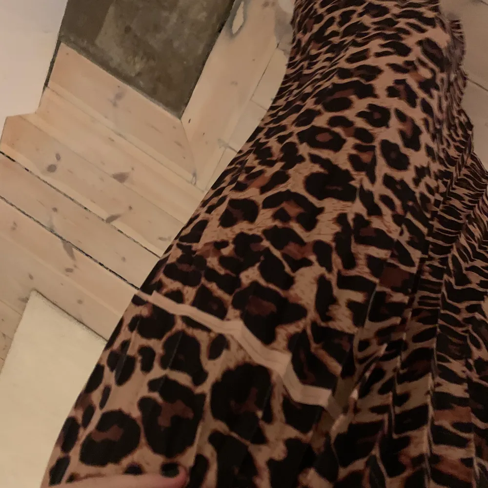 Super snygg leopard kjol, köpt på nakd förra sommaren. Knapp använd så i väldigt bra skick. Dock har den en missfärgning som syns på sista bilden, den är väldigt lätt att dölja när man har på dig den. Kjolar.