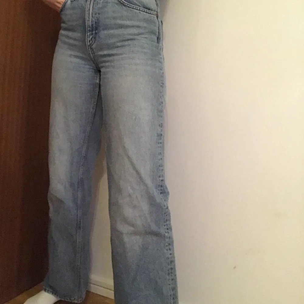 Ljusa vida jeans från Monki i den populära modellen Yoko. Superfina men tyvärr lite små för mig. I gott skick! BUDGIVNING pågår, högsta bud 160kr. Avslutas på fredag 27/11 kl 12.. Jeans & Byxor.