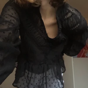 Blus  - Jättesöt svart mönstrad blus! Använd endast ett fåtal gånger så den är i toppenskick🥰 70kr + frakt📦