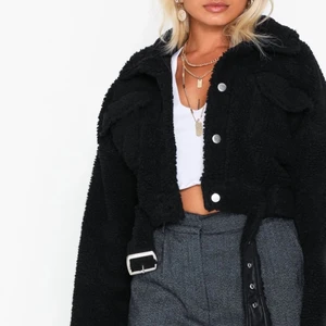 Missguided Teddy jacka - Köpt för några dagar sedan, inte min stil. Nypris 400, säljer för 200 pga att den är så ny aldrig använd. Söker en annan jacka så jag är öppen för byte men kommer vara ärlig om jag inte är intresserad, storlek L/M den passar alla om man vill ha oversized.