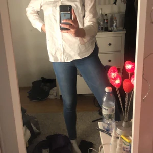 Jeans från levis - Riktigt snygga högmidjade jeans från Levis i modellen 721 high Rise skinny! De perfekta basic blåa jeansen. Tyvärr lite för små för mig:(( storlek 26!!