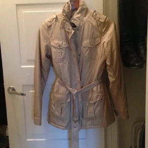  - Michael Kors höst-/vinterjacka med väst som kan tas ur/sättas in för kallare och varmare väder. Väldigt lätt slitage.