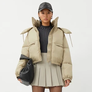 Slutsåld pufferjacka! - Denna pufferjackan är bland weekdays höst/vinter nyheter och har sålt slut i den beiga färgen. Luvan är avtagbar och jacka är verkligen super mjuk och skön! 