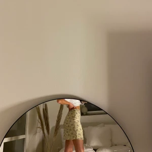 Kjol - Gul kjol med blommor, fint skick, storlek M. Köpare står för  frakt❤️