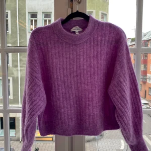 Lila stickad tröja  - Storlek xs men sitter bra på mig som brukar ha s/ m