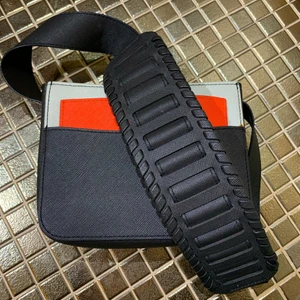 Axelremsväska  - Supersnygg och unik axelremsväska som man även kan använda som axelväska. Snyggt band och en röd ficka som är justerbar då man kan sätta på och ta av❣️❣️ Väskan är formad som en fyrkantig box och rymmer därför mycket 🤩 Frakt 50kr men kan även mötas upp