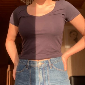 Svart T-shirt  - Snygg svart T-shirt❣️🖤 Jag är en storlek S i vanliga fall men denna tröja är i storlek XS vilket gör att den sitter tightare⚡️Frakt 30kr men kan även mötas upp