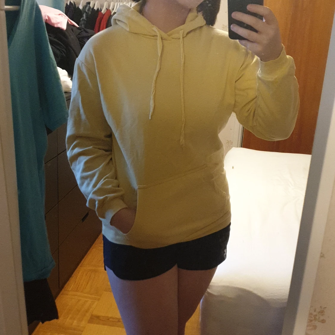 Gul hoodie XS men stor i storleken