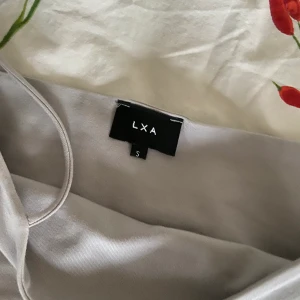 Linn Ahlborg, LXA, linne  - Köpte detta linne från Linn Ahlborgs egna klädmärke LXA för någon vecka sedan. Klippte av lappen och inser att det är för stort... Det är en storlek S men hade sagt det passar någon som är storlek M eller någon som har större byst än mig... Vill se om någon är intresserad då jag inte kan skicka tillbaka dem. Frakt tillkommer