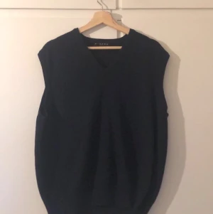 Mörkblå tyg vest - En trendig och jättefin tyg vest från Sissely. Storleken står inte men skulle gissa på L. Jättefin med en vit t shirt under eller liknande! 