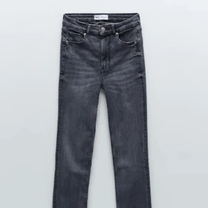 Zara  - Säljer mina Zara jeans med slits eftersom att de är för långa för mig. Köpta för 359kr. Kontakta mig vid frågor eller andra bilder. 
