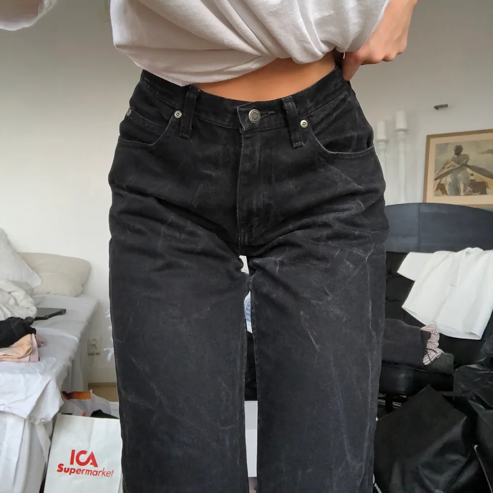 Raka svarta jeans som tyvärr är för stora för mig, annars supersnygga!!! Svart/grå tvätt. Köpta på beyond retro för ca 500kr. Det är storlek 30/32 men jag skulle säga att dom passar en 28 och 29 också. Jag kan självklart fixa bättre bilder om det önskas. Köparen står för frakt. Jeans & Byxor.
