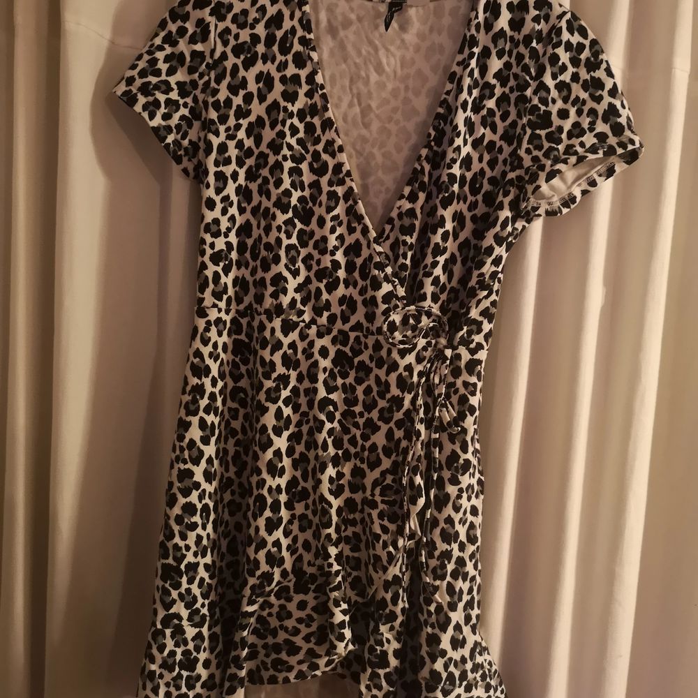 Leopard omlottklänning | Plick Second Hand