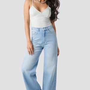 Vida jeans - Säljer dessa urfina vida jeansen från na-kd. De är alldeles för små för mig och skulle nog säga att de passar allt från en 36 till en liten 38. Frakt tillkommer ☺️