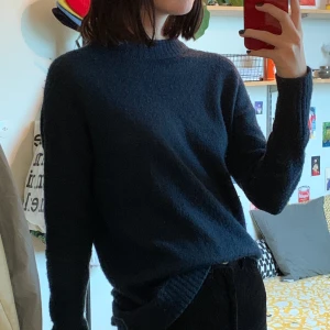 Marinblå stickad tröja - mysig marinblå stickad tröja, köpt på weekday! använd fåtal gånger, bra skick! kan mötas upp i gbg, köparen står för frakt! :)