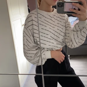 Cool tröja - Supercool ”sweatshirt” tröja med text. Köpt på Gina men jag känner inte riktigt att jag passar i den så därför säljer jag. Den har ett typ av band i midjan ”syns inte” som gör att man kan spänna in den. Dvs markera midjan. Nypriset var 349 och mitt är 150kr