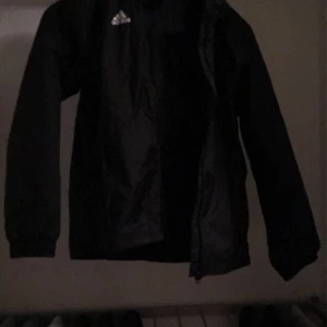 Adidas vind jacka - En adidas vind jacka, aldrig använd typ 1 gång, pris kan diskuteras, köparen står för frakten ❤️