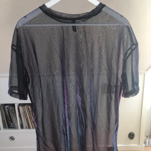 Tröja - Supercoola skimrande tröja från H&M i polyester/metalliserad fiber! Köparen står för eventuell frakt🖤