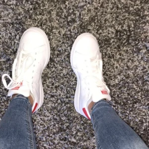 Adidas stan smith - Sjukt snygga adidas stan Smith. Haft de länge men använt de sällan, så i mycket bra skick. Ser verkligen nästan nya ut. Är i storlek 38,5 och vill ha 340 kr för dom + hälften av spårbar frakt. 