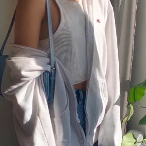 Champion kofta💕 - (Bilden är lånad) säljer min champion kofta då den inte kmr till användning.Det är några gröna fläckar i den, men det syns inte så mkt utåt!💕