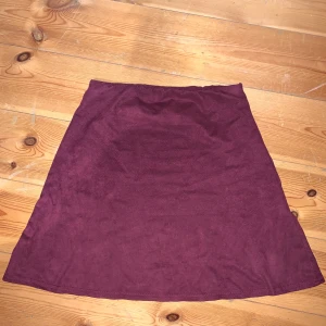 Röd kjol - Röd kjol från Nelly. Använd fåtal gånger. Storlek XS