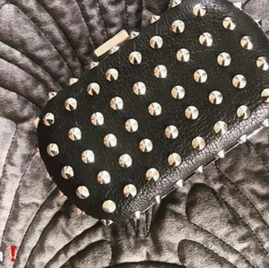 Silver stud clutch Bianco -  En snygg clutch i nyskick då den är oanvänd. Har en "distressed" look (se bild 3 på baksidan av clutchen) och kommer med en tunn kedja i silver så den kan bäras på olika sätt :)  