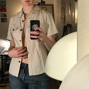 Kortärmad skjorta  - Ljus beige kortärmad skjorta, köpt på second hand, men bra skick. 