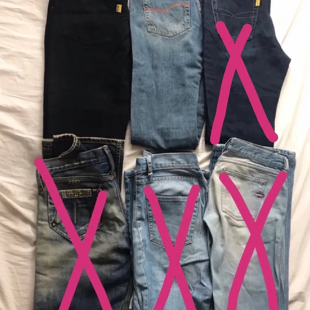 6st olika bootcut jeans i olika färger, alla är från min mammas gamla 90s garderob och nästan alla har prislappen kvar, från tyvärr inte på min någon utav dom så kan inte visa bilder på 🙈 men skriv ifall ni vill ha mer bilder på jeansen💘 alla e relativ lågmidjade ❤️ olika pris på alla ❤️ extremt fina jeans med bra material. BARA DE SVARTA KVAR. Jeans & Byxor.