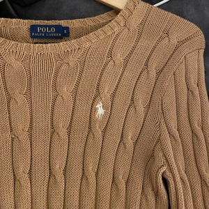 Ralph Lauren Tröja  - Äkta Tröja från Ralph Lauren. Köpt från Jackie i Mall of scandinavia. Super fin Beige/brun färg. Mycket bra skick! Storlek S 