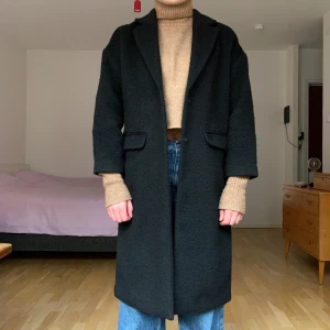 Svart kappa - Ofodrad svart kappa från H&M. Lite noppig, men i övrigt fint skick! +63kr frakt