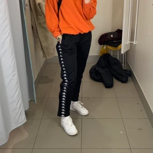 Kappa astoria snap byxor, M  - Snygga byxor från kappa med knappar på sidan!! Storlek M men passar perfekt för mig som oftast har S (173cm). Använt några fåtal gånger. Swipe för mer info 🌟