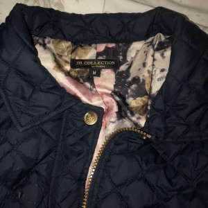 Jh collection jacka  - Den är bra använd men ser ganska ny ut. Kan skicka närmare bild om det önskas. 