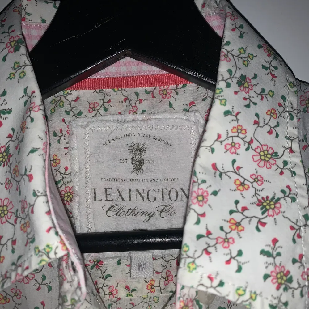 Blommig super fin skjorta från Lexington som tyvärr inte passar längre. Den är i en storlek M men skulle säga att den är mer en Xs-S. Frakt ingår!❤️. Skjortor.